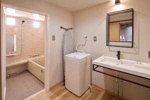 MitoyoLarge family accommodation Tsuji family - Vacation STAY 20952v的浴室配有盥洗盆、卫生间和浴缸。