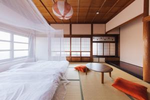 MitoyoLarge family accommodation Tsuji family - Vacation STAY 20952v的一间卧室配有一张床和一张桌子