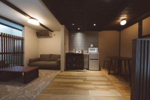 MitoyoLarge family accommodation Tsuji family - Vacation STAY 20952v的带沙发的客厅和厨房