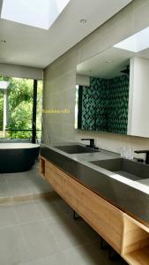 富国Westcoast PQ Sunshine spacious 3BR private pool villa的浴室配有两个盥洗盆和浴缸。