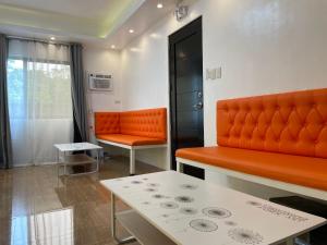大雅台奢华酒店的橙色的沙发和桌子