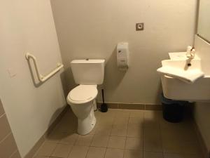 马诺斯克马诺斯克美丽阿尔卑斯酒店的一间带卫生间和水槽的浴室