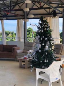 宿务Caza De Sierra-Home Staycation的客厅中间的圣诞树