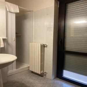 阿塞尔吉Hotel Giampy的带淋浴和盥洗盆的浴室