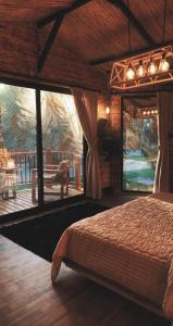 Al Muţayrifīمنتجع اكواخ النخيل的一间卧室配有一张床,享有甲板的景色