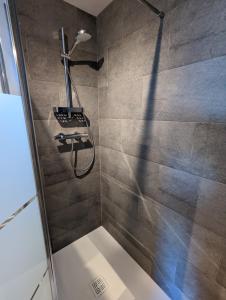 欧丹冈La Rogeraie Cap gris nez的带淋浴喷头的浴室