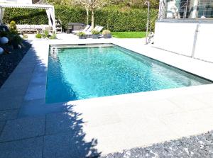 WeiteSunny Way Home Accommodation & Spa的庭院里的一个蓝色海水游泳池