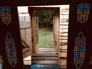 LlanbrynmairMongolian yurt sleeping 2+2 with outdoor space的通往带楼梯的房子的敞开门