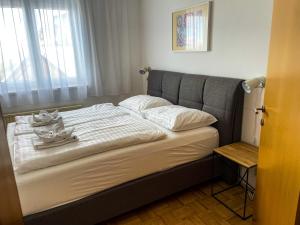 索内纳尔佩·纳斯费尔德Apartments Bergblick的一张带白色床单和白色枕头的床