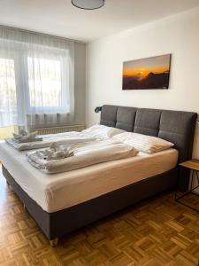 索内纳尔佩·纳斯费尔德Apartments Bergblick的一间卧室配有一张大床,墙上挂有日落画