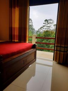 纳拉坦尼亚Delhousie Hotel的一间卧室设有一张床和一个美景窗户。