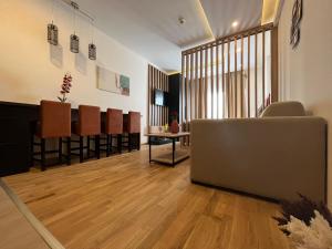 科帕奥尼克Milmari Apartments FREE SPA & PARKING Kopaonik的一个带沙发和椅子的候客室的沙龙