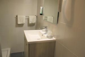 贝纳克和卡泽纳克蓬泰酒店的白色的浴室设有水槽和镜子