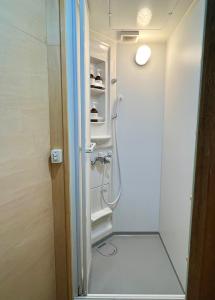 富士吉田市Hostel Fuji Matsuyama Base的小型浴室设有步入式淋浴间