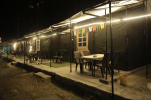 卡索尔Kabila Camp的夜间在大楼前的一张桌子和椅子