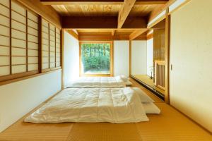 佐世保木木木木 KIGI MOKU MOKU的一间设有两张床铺和窗户的房间