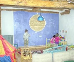 EraulLa Madriguera de Tomaso的一群孩子在教室里蓝墙上写文章
