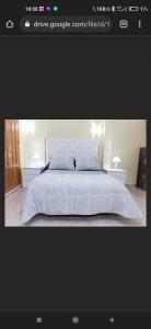 哈兰迪雅·德·拉·维尔Apartamento La Relojera 1的一张带大床的卧室的照片