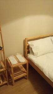 科贾埃利Grand ala otel konukevi的一间卧室,配有一张床和一个靠梯子的凳子