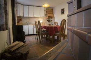 斯丹尼桑吉尔佐贝玛利亚杰拉公寓的一间厨房,里面配有桌椅