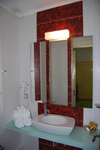 卡斯托里亚Room "honeybee" in a neoclassical house的浴室配有盥洗盆、镜子和毛巾