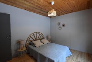 弗米盖赫Chalet de montagne的一间卧室设有一张床和木制天花板