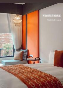 台南HoME-Easyhouse-III的酒店客房设有床和窗户。