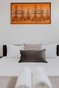 圣海伦斯Scandi at Stieglitz Sleeps 6 Modern & Stylish的一张白色的床,上面有一张照片