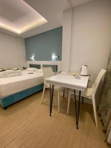 凯麦尔Amsterdam Otel & Suite Apart的卧室配有一张床和一张桌子及椅子