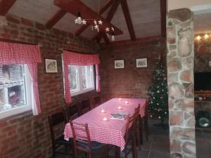 KalnaSeosko turističko domaćinstvo Stanišić的一间设有桌子和圣诞树的用餐室