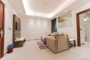 利雅德Riyadha Home Apartment的客厅配有沙发和桌子