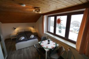 HeidersdorfBrandthausen - Ferienwohnungen Familie Brandt的卧室配有一张床和一张桌子