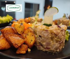 Labattoir2 0 HÔTEL Ylang的一块食物,有肉土豆和蔬菜