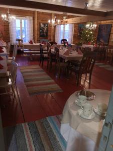 KierinkiKierinki Village Majatalo的餐厅内带桌椅的用餐室