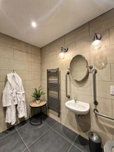 马莱格西高地酒店的一间带水槽和镜子的浴室