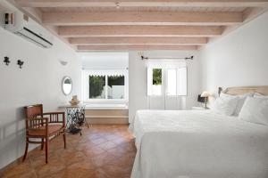 蒙卡拉帕舒Casa Flor de Sal的卧室配有床、椅子和窗户。