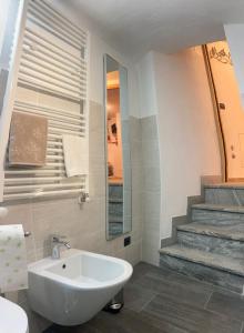 瓦托内切C'era una Volta的一间带白色水槽和楼梯的浴室