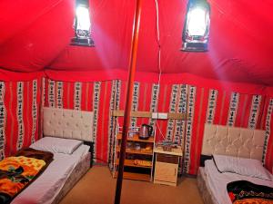 欧拉Almazham camp resort的带2张床的红色帐篷客房