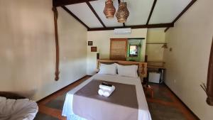 阿尔特杜尚Casa Saimiri的一间卧室配有一张床,上面有两条毛巾