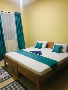 姆特瓦帕Hyven's Apartments的一间卧室配有一张带绿色窗帘的大床