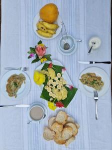 Santo AntónioWorld's View Wild Camping Salaszoi, Principe Island的一张白色桌子,上面放着食物板