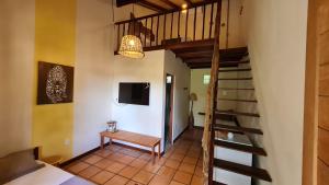 阿尔特杜尚Casa Saimiri的楼梯,房间带长凳和电视