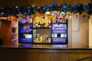 利帕AMALFI718 HOTEL的酒吧拥有许多饮品和圣诞装饰