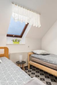 斯洛文尼亚格拉代茨Apartma Lea的一间卧室设有两张床和窗户。