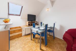 斯洛文尼亚格拉代茨Apartma Lea的一个带桌子和沙发的小客厅