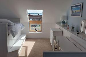 彭布罗克郡Sea Crest, Beautiful home in Tenby with sea views的一间卧室设有一张床和一个窗口