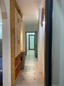 河内the second home of yours的走廊通往带门和瓷砖地板的客房