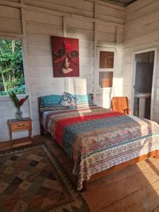 Santo AntónioWorld's View Wild Camping Salaszoi, Principe Island的卧室配有一张床