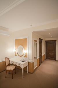 基辅奥利公园酒店的配有梳妆台、镜子和椅子的房间