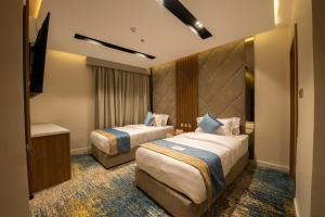 胡富夫Grand day的酒店客房设有两张床和电视。